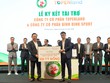 Ông Võ Văn Khang, Chủ tịch Công ty Topenland (phải) trao bảng tài trợ 150 tỷ đồng cho ông Nguyễn Hữu Sang, Giám đốc Công ty cổ phần Bình Định Sport, đại diện đơn vị chủ quản CLB bóng đá Topenland Bình Định.