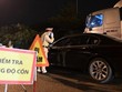 Hành khách thực hiện giãn cách xã hội tại nhà chờ ở bến xe. (Ảnh: Bangkok Post).