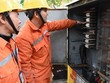Nhân viên EVN kiểm tra hệ thống điện trên địa bàn Hà Nội. (Ảnh: TTXVN phát).