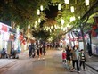 Người dân trải nghiệm phố đi bộ mới được mở rộng. (Ảnh: Thanh Tùng/TTXVN).