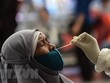 Nhân viên y tế lấy mẫu xét nghiệm COVID-19 tại Jakarta, Indonesia. (Ảnh: THX/TTXVN).