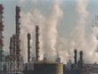 Khói bốc lên tại một nhà máy hóa dầu. (Ảnh: AFP/TTXVN).