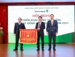Thừa ủy quyền của Thủ tướng Chính phủ, Phó Thống đốc NHNN Đoàn Thái Sơn trao Cờ thi đua của Thủ tướng Chính phủ cho Vietcombank tại Hội nghị triển khai hoạt động kinh doanh năm 2021 của Vietcombank.