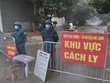 Lực lượng chức năng lập chốt tại khu vực có ca nghi nhiễm. (Ảnh: Phạm Hùng/TTXVN).