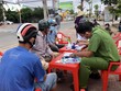 Công an thành phố Bạc Liêu tăng cường kiểm tra, xử lý nghiêm những trường hợp không đeo khẩu trang nơi công cộng.