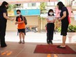 Học sinh được hướng dẫn các biện pháp phòng, chống dịch bệnh khi đến lớp. (Ảnh: TTXVN).