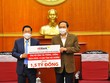 Ông Trần Thanh Mẫn - Ủy viên Bộ Chính trị, Chủ tịch Ủy ban TWMTTQ Việt Nam và Ông Phạm Quốc Thanh - Tổng Giám đốc HDBank tại buổi lễ trao tặng 1,5 tỷ đồng hỗ trợ tỉnh Hải Dương chống dịch Covid-19.