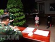 Lực lượng chức năng làm việc với các đối tượng bị bắt giữ khi nhập cảnh trái phép vào Việt Nam. (Ảnh: Hồng Ánh/TTXVN phát).