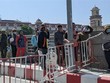 Người dân và công nhân không được phép ra, vào khu vực có ca nhiễm COVID-19. (Ảnh: TTXVN/phát).