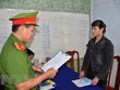 Cơ quan Cảnh sát điều tra Công an tỉnh tống đạt quyết định khởi tố bị can Nguyễn Thị Thanh Thúy. (Ảnh Công Trí/TTXVN).