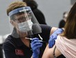 Tiêm vaccine Moderna tại điểm tiêm chủng ở Đại học Loyola Marymount ngày 8/3 ở Los Angeles (Mỹ). Ảnh: Getty Images