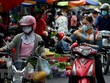 Người dân đeo khẩu trang tại Phnom Penh, Campuchia. (Ảnh: AFP/ TTXVN).