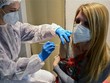 Tiêm vaccine phòng COVID-19 của AstraZeneca cho người dân tại Milan, Italy ngày 9/3/2021. (Ảnh: AFP/TTXVN).