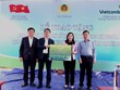 Thay mặt Vietcombank, đồng chí Nghiêm Xuân Thành - Ủy viên BCH Trung ương Đảng, Bí thư Đảng ủy, Chủ tịch HĐQT (thứ 2 từ trái sang) và đồng chí Đào Minh Tuấn – Chủ tịch Công đoàn, Phó Tổng Giám đốc trao 30 tỷ đồng cho đại diện Ủy ban MTTQ tỉnh Thanh Hóa để xây dựng 600 căn nhà cho hộ nghèo khó khăn về nhà ở trên địa bàn huyện Mường Lát.