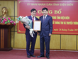 Ông Lê Thành Đô (bên phải), Chủ tịch UBND tỉnh Điện Biên trao Quyết định bổ nhiệm Giám đốc Sở Thông tin và truyền thông tỉnh Điện Biên đối với ông Vũ Anh Dũng.