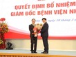 GS.TS Nguyễn Thanh Long, Bộ trưởng Bộ Y tế chúc mừng PGS.TS Trần Minh Điển được tín nhiệm bầu làm Giám đốc bệnh viện.