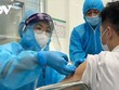 Những nhân viên y tế đầu tiên được tiêm vaccine ngừa Covid-19 tại Việt Nam.