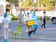 Các bác sỹ mang mẫu bệnh phẩm đi xét nghiệm.