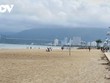 Bãi biển Quy Nhơn được bố trí khu chơi thể thao cho người dân và du khách.