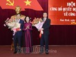 Bà Trương Thị Mai, Ủy viên Bộ Chính trị, Bí thư Trung ương Đảng, Trưởng Ban Tổ chức Trung ương tặng hoa chúc mừng Tổng Thanh tra Chính phủ Đoàn Hồng Phong và Bí thư Tỉnh ủy Phạm Gia Túc. Ảnh: Báo Nam Định.