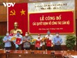 Lãnh đạo tỉnh Hậu Giang trao quyết định và tặng hoa cho các cán bộ.