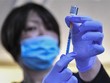 Nhân viên y tế chuẩn bị tiêm vaccine phòng COVID-19 của hãng Pfizer cho người dân tại tỉnh Chiba, Nhật Bản, ngày 17/2/2021. (Ảnh: AFP/TTXVN).