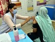 Nhân viên y tế tiêm vaccine phòng COVID-19 cho người dân tại New Delhi, Ấn Độ. (Ảnh: THX/TTXVN).