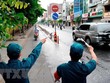 Các lực lượng chức năng hướng dẫn người dân quay đầu xe khi đi vào quận Gò Vấp. (Ảnh: An Hiếu/TTXVN).