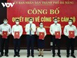 Ông Lê Trung Chinh, Chủ tịch UBND thành phố Đà Nẵng trao quyết định cho các cán bộ.