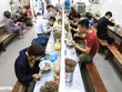 Từ 0h ngày 22/6, UBND TP Hà Nội cho phép các cửa hàng kinh doanh dịch vụ ăn, uống được phục vụ hành khách tại chỗ.