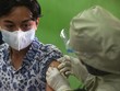 Nhân viên y tế tiêm vaccine phòng COVID-19 cho người dân tại Jakarta, Indonesia, ngày 1/7/2021. (Ảnh: THX/TTXVN).