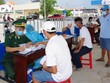 Người dân đang khai báo y tế và hành trình tại chốt liên ngành Bến thuỷ nội địa.