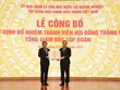Chủ tịch Hội đồng thành viên Tập đoàn VNPT Phạm Đức Long (phải) trao quyết định bổ nhiệm ông Huỳnh Quang Liêm giữ chức vụ Tổng giám đốc VNPT. (Ảnh: T.Q/Vietnam+).