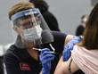 Tiêm vaccine Moderna tại điểm tiêm chủng ở Đại học Loyola Marymount ngày 8/3 ở Los Angeles (Mỹ). Ảnh: Getty Images.