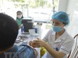 Tiêm vaccine phòng COVID-19 đợt 3 cho các đối tượng ưu tiên tại Trung tâm y tế thành phố Vĩnh Yên, Vĩnh Phúc. (Ảnh: Hoàng Hùng/TTXVN).