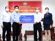 Đại diện Sacombank - ông Trần Minh Tâm, Giám đốc Chi nhánh Long An (bên trái), trao tặng 30 tỷ đồng cho Ủy ban Mặt trận Tổ quốc VN tại Long An để hỗ trợ người dân khó khăn do Covid-19.