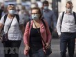 Người dân đeo khẩu trang phòng dịch COVID-19 khi đi trên đường phố ở London, Anh ngày 19/7/2021. (Ảnh: THX/TTXVN).