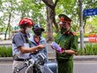 Lực lượng chức năng nhắc nhở người dân thực hiện nghiêm công tác phòng, chống dịch. (Ảnh: Minh Sơn/Vietnam+).