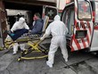 Nhân viên y tế chuyển bệnh nhân nhiễm COVID-19 lên xe cứu thương tại Toluca, Mexico. (Ảnh: AFP/TTXVN).