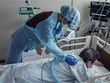 Điều trị cho bệnh nhân nhiễm COVID-19 tại bệnh viện ở Sapporo, Nhật Bản. (Ảnh: AFP/TTXVN).