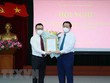 Bí thư Trung ương Đảng, Trưởng Ban Tuyên giáo Trung ương Nguyễn Trọng Nghĩa trao quyết định Phó Trưởng Ban Tuyên giáo Trung ương cho đồng chí Lê Quốc Minh. (Ảnh: Phương Hoa/TTXVN).
