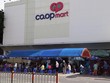 Người dân xếp hàng chờ đến lượt vào siêu thị Co.op Mart Phan Văn Trị, quận Gò Vấp (Ảnh: Hồng Phúc).