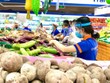 Nhân viên Co.op Smile lựa chọn rau củ để "đi chợ giùm" người dân tại TP.HCM. (Ảnh minh hoạ).