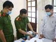 Cơ quan chức năng tống đạt các quyết định liên quan. Ảnh: Công an Nghệ An.