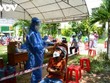 Nhân viên y tế lấy mẫu test nhanh cho người dân ở phường Hàm Tiến, TP. Phan Thiết.