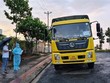 Xe tải sử dụng mã QR luồng xanh giả lưu thông từ vùng dịch về địa bàn tỉnh Gia Lai bị lực lượng chức năng bắt giữ. (Ảnh: Quang Thái/TTXVN).