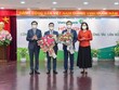 Thống đốc NHNH Nguyễn Thị Hồng (ngoài cùng bên phải) và Bí thư Đảng ủy Khối Doanh nghiệp Trung ương Nguyễn Long Hải (ngoài cùng bên trái) chụp ảnh cùng các nhân sự cấp cao mới của Vietcombank.