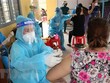 Người dân được tiêm vaccine Vero Cell tại điểm tiêm Trung tâm văn hóa phường Phú Lợi, thành phố Thủ Dầu Một, tỉnh Bình Dương. (Ảnh: Chí Tưởng/TTXVN).