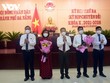 Lãnh đạo thành phố Đà Nẵng tặng hoa 2 Phó Chủ tịch UBND thành phố vừa được bầu (từ trái qua: Bà Ngô Thị Kim Yến và ông Trần Phước Sơn - người thứ tư). (Ảnh ngày 1/9/2021).