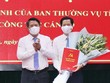 Ông Lò Minh Hùng, Phó Bí thư Thường trực Tỉnh ủy Sơn La trao quyết định bổ nhiệm cho ông Nguyễn Ngọc Tú.